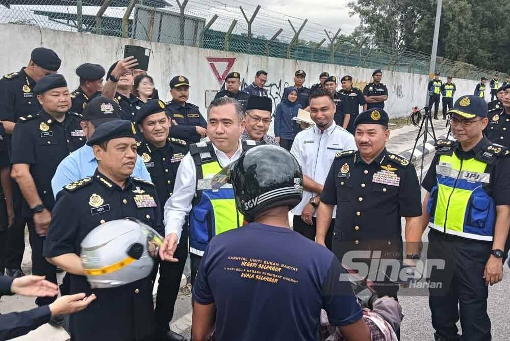 Anthony Loke (tengah) meluangkan masa beramah mesra bersama penunggang motosikal semasa operasi khas JPJ yang dilakukan di Stesen Penguatkuasa JPJ Semenyih, Selangor pada Isnin. Foto: HISYAMUDDIN AYUB.