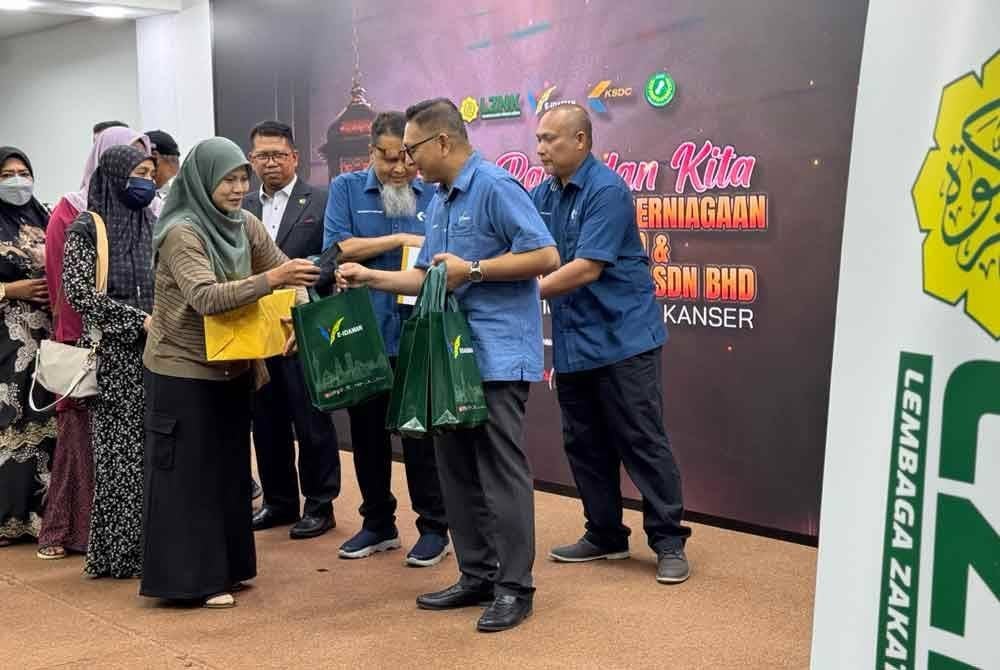 Pesakit kanser menerima menerima sumbangan berjumlah RM200 seorang serta pek barangan makanan hasil pembayaran zakat oleh Syarikat Konsesi Pengurusan Sisa Pepejal dan Pembersihan Awam E-Idaman Sdn Bhd serta KSDC Insurance Brokers Sdn Bhd.