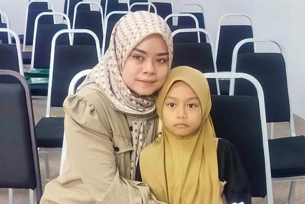 Nurul Husna bersama anaknya, Puteri Syafiza Umairah.