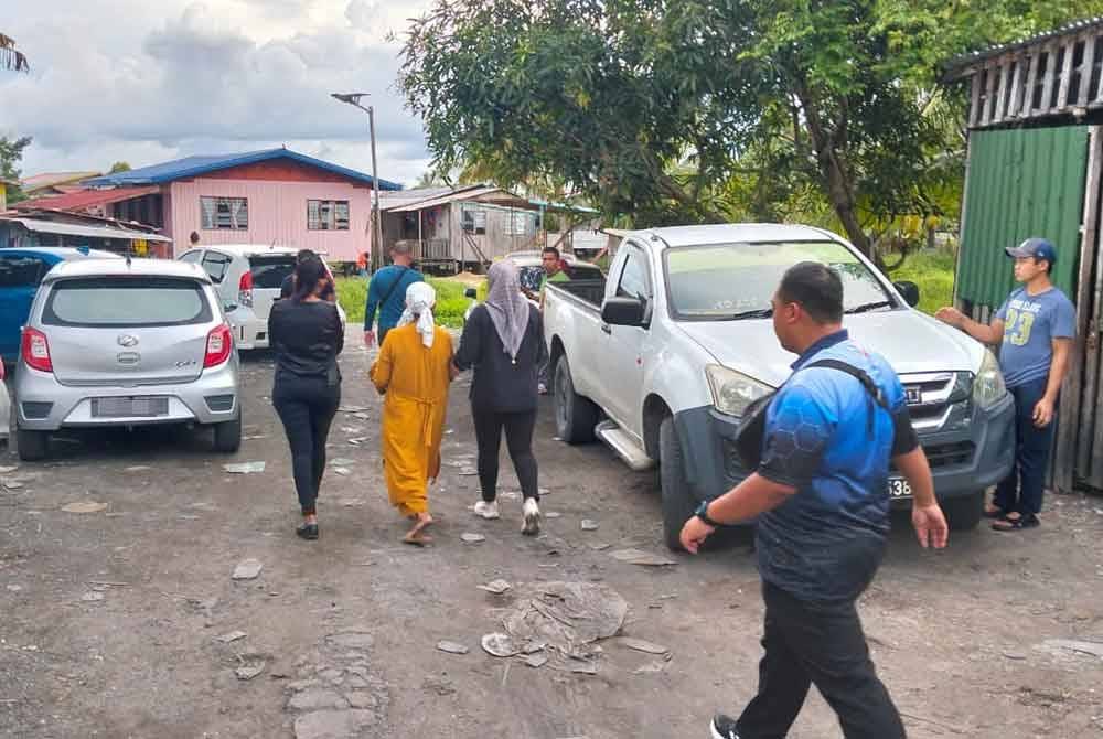 Tahanan wanita dibawa ke rumah keluarganya untuk melawat suaminya yang meninggal dunia pada Isnin.