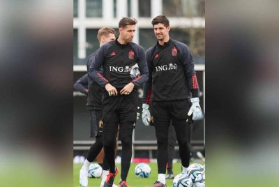 Casteels (kiri) umum persaraan tanda protes terhadap KBVB. Foto: Agensi