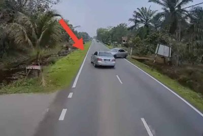 Tangkap layar pemandu warga emas didapati memandu secara melulu dan berbahaya.