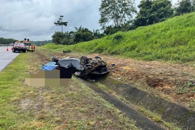 Seorang wanita warga emas maut manakala tiga ahli keluarganya cedera selepas kereta yang dinaiki mereka hilang kawalan dan terbabas. Foto polis