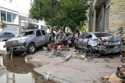 Seorang lelaki membersihkan jalan di sebelah kereta-kereta yang rosak sehari selepas ribut kuat melanda Bahia Blanca, 600km di selatan Buenos Aires. Foto AFP