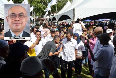 Presiden Warisan, Datuk Seri Mohd Shafie Apdal (tengah) sebelum ini mengumumkan partinya itu akan bertanding secara solo pada PRN17. 