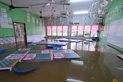 Sebanyak 32 sekolah rendah dan menengah ditutup selepas terjejas akibat banjir yang melanda Beaufort dan Membakut sejak Sabtu lalu.