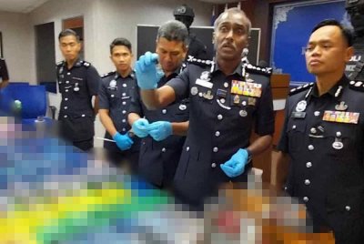 Kumar (dua dari kanan) menunjukkan dadah yang dirampas pada sidang akhbar di IPK Johor pada Isnin.