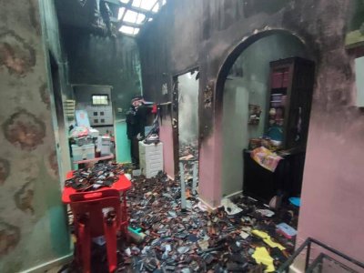 Keadaan rumah yang terbakar di Kampung Baru, Sri Gading pada Sabtu.