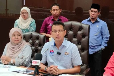 Mohd Fared (tengah) dalam sidang akhbar selepas taklimat pembasmian miskin tegar di Bangunan Dato Jaafar Muhammad pada Isnin.