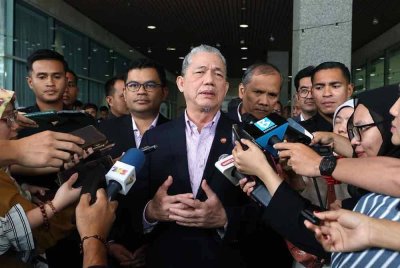 Timbalan Perdana Menteri merangkap Menteri Peralihan Tenaga dan Transformasi Air (PETRA) Datuk Seri Fadillah Yusof ketika ditemui media selepas Program Ihya' Ramadan Kementerian Peralihan Tenaga dan Transformasi Air di Menara PETRA pada Isnin. Foto Bernama