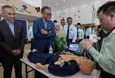 Dr Dzulkefly (dua, kiri) melawat reruai pada Majlis Sambutan Hari Pembantu Perubatan ke-14 Peringkat Kebangsaan Tahun 2025 di Hospital Tunku Azizah, Kuala Lumpur hari ini. - Awani 