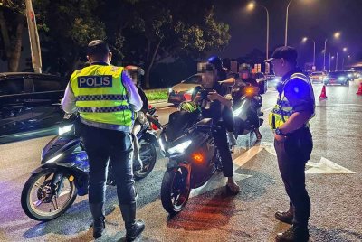 Polis melakukan pemeriksaan ke atas pengguna jalan raya dalam Op Mabuk yang dijalankan serentak di seluruh Johor dari Jumaat hingga Ahad lalu. - Foto IPK Johor
