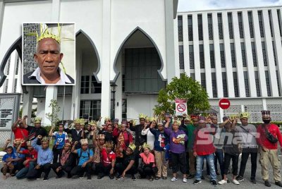 Orang Asli berkumpul di Kompleks Mahkamah Kota Bharu pada Isnin. (Gambar kecil: Ahak) FOTO SINAR HARIAN-ADILA SHARINNI WAHID