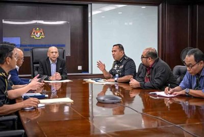 Armizan (empat dari kanan) ketika mengadakan pertemuan dengan pihak MARDI bagi memperkukuh SOP berkaitan isu campuran beras