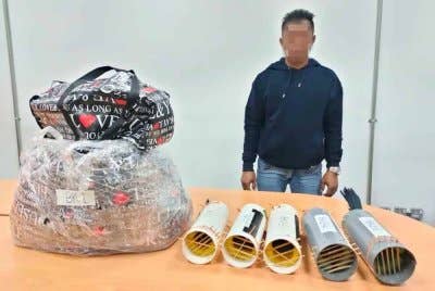 Seorang lelaki warga Indonesia ditahan di KLIA Terminal 2 pada Isnin, berhubung kes cubaan menyeludup spesies burung dilindungi.