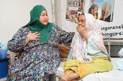 Norazian mendengar luahan rasa dari Sabariah Md Yamin,89, pada program Jaulah Iftar Komuniti yang diadakan di Mesra Home.