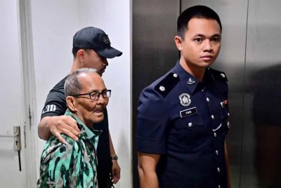 Seorang warga emas mengaku tidak bersalah di Mahkamah Sesyen Kuala Terengganu pada Isnin atas mencederakan isterinya.