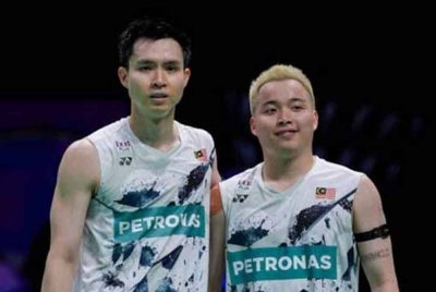 Aaron (kanan) - Wooi Yik yang turun sebagai pilihan kelima Seluruh England pernah bergelar naib juara pada kejohanan berprestij itu pada edisi 2019 dan 2024.
