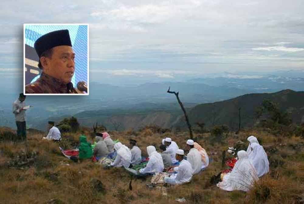 Warga 'menunaikan haji' di Gunung Bawakaraeng.- Foto: Agensi (Gambar kecil: Arsad Hidayat)