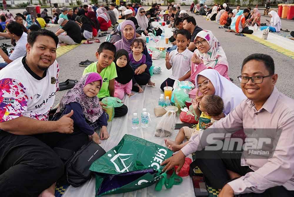 Mohd Fazirul (kiri) membawa keluarga dan rakannya berbuka di Karangkraf. - FOTO : SINAR HARIAN/ ROSLI TALIB