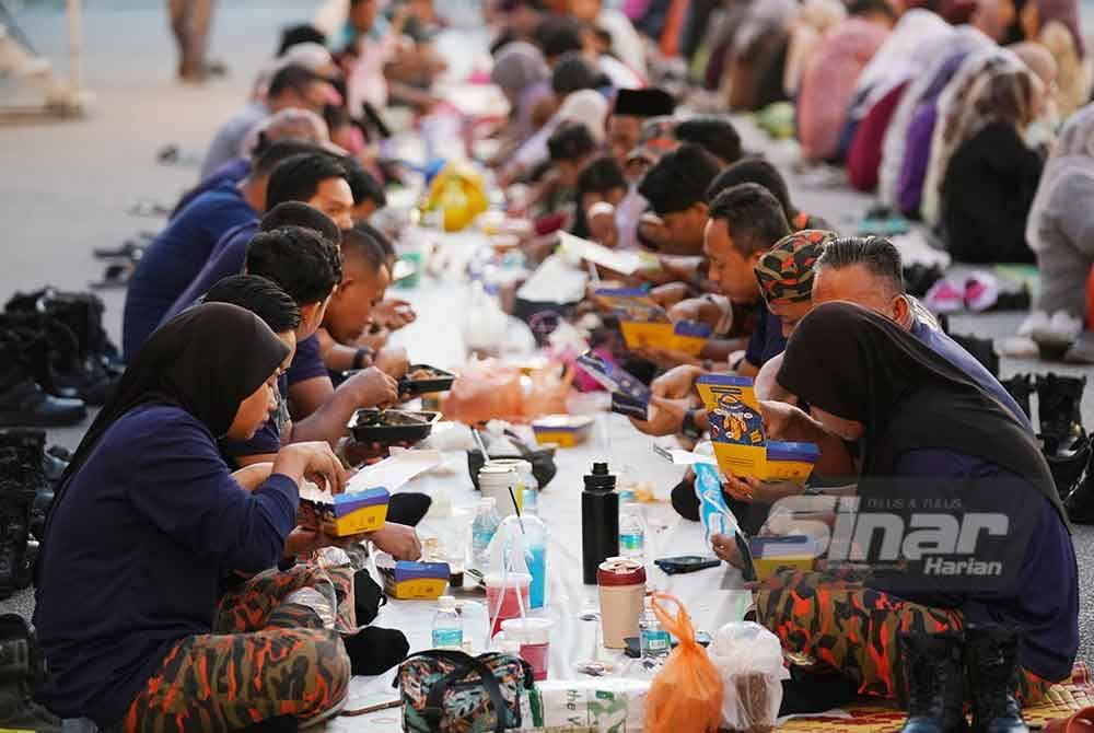 Anggota Balai Bomba dan Penyelamat Seksyen 15, Shah Alam turut berbuka puasa beramai-ramai di Dataran Karangkraf. - FOTO : SINAR HARIAN/ ROSLI TALIB