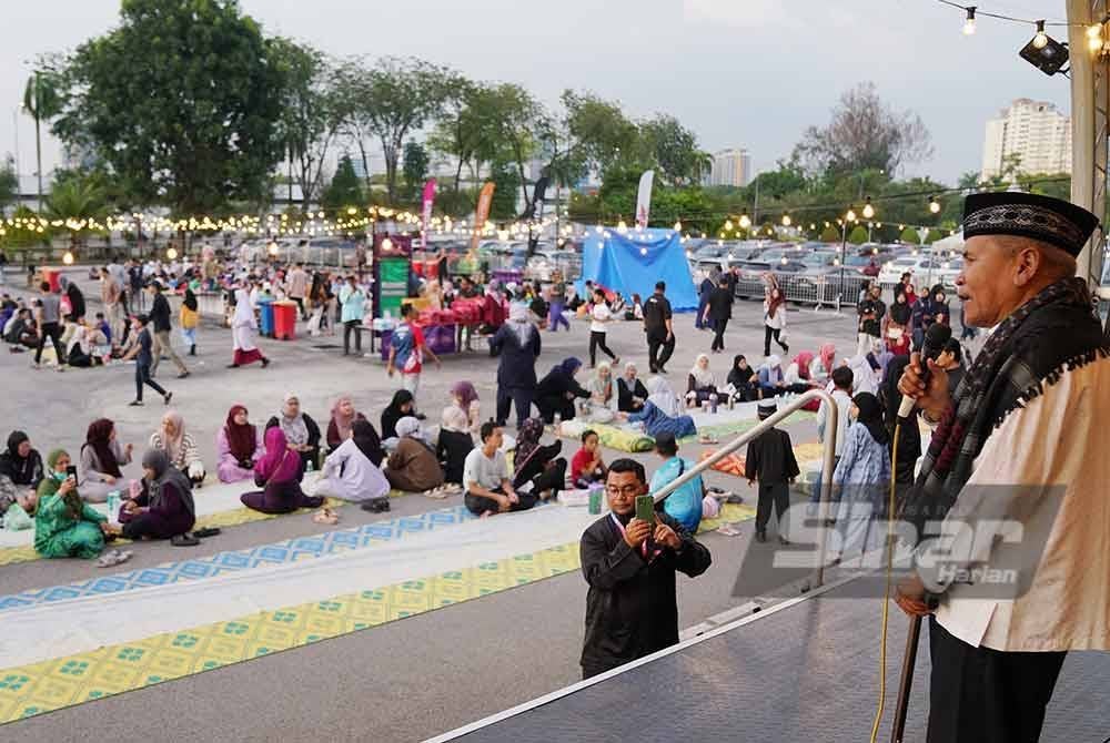 Ketua Umum, Dewan Pimpinan Pusat Badan Koordinasi Muballigh Indonesia, Suhary AM menyampaikan tazkirah sementara menunggu waktu berbuka. - FOTO : SINAR HARIAN/ ROSLI TALIB