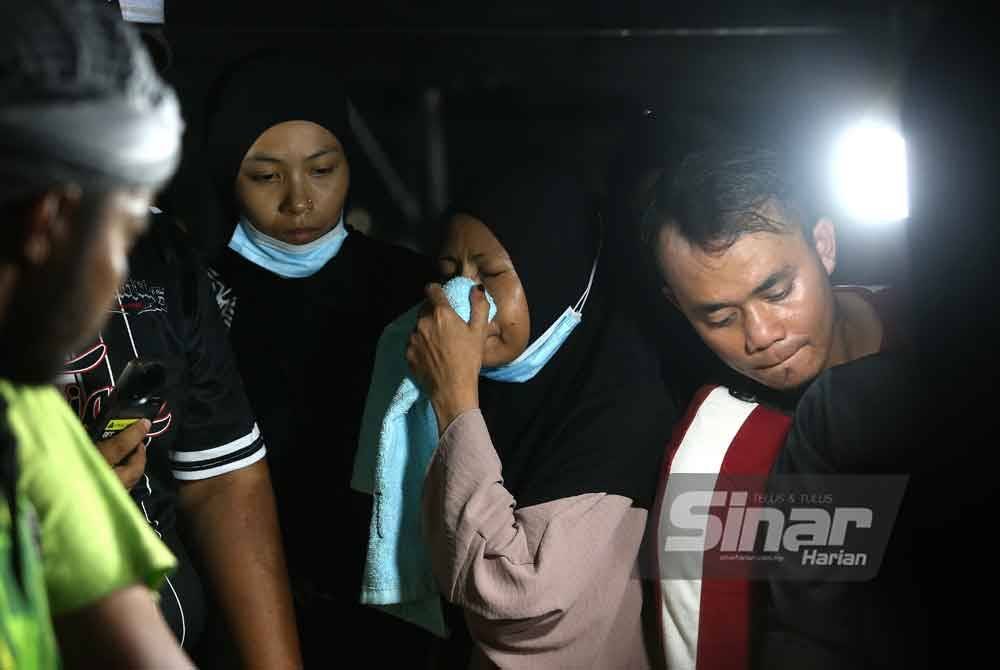 Ibu Allahyarham yang tidak dapat menahan sebak pemergian Allahyarham
