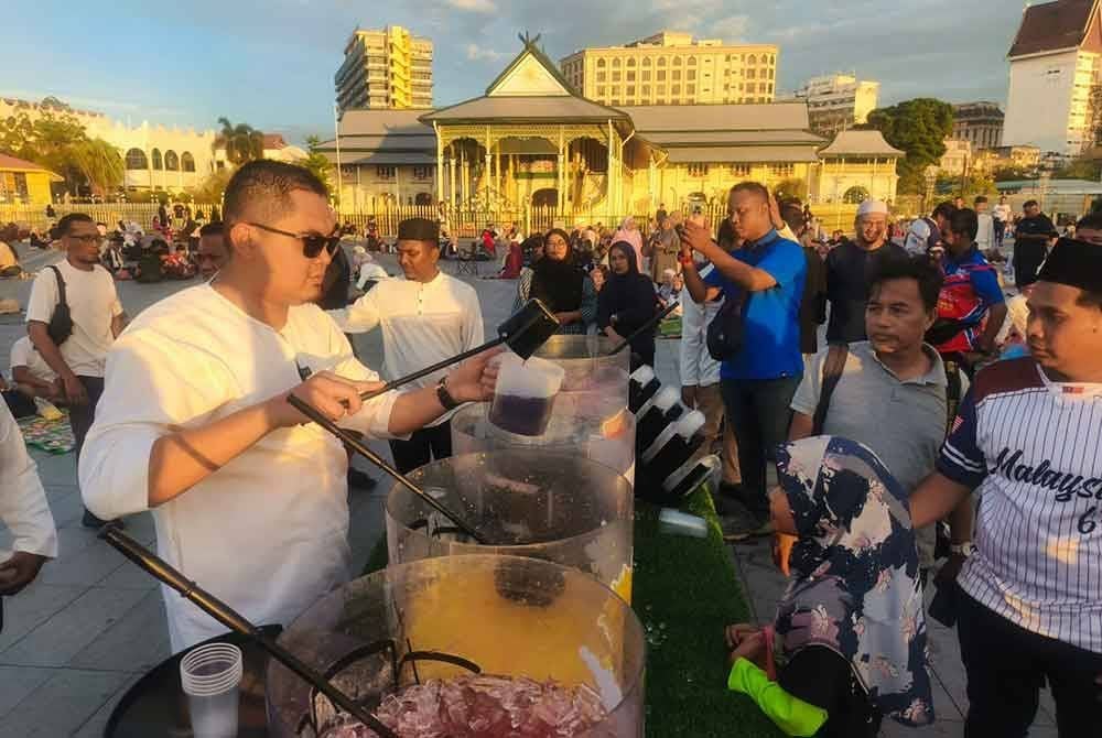Dr Muhamad Akmal (kiri) pada program Ziarah Kasih Ketua Pemuda UMNO di Masjid Zahir, di sini, pada petang Isnin.