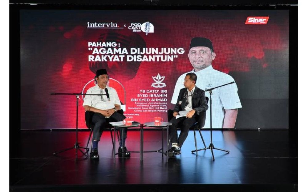 Pengerusi Jawatankuasa Hal Ehwal Agama Islam, Kemajuan Desa Dan Hal Ehwal Orang Asli Negeri, Dato' Sri Syed Ibrahim Syed Ahmad ketika Program Interviu X Pod Cast Sinar - Pahang: Agama Dijunjung Rakyat Disantuni yang dihoskan oleh Haizir berlangsung di Kumpulan Karangkraf di sini, baru-baru ini.