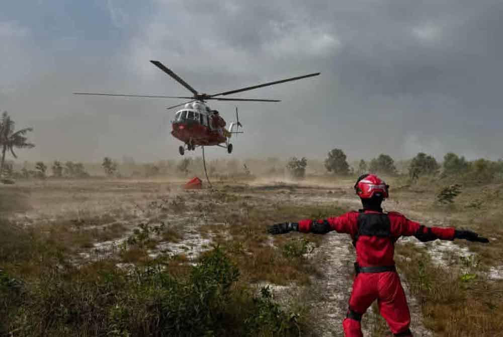 Operasi padaman kebakaran kawasan ladang kelapa di Gebeng turut menggunakan kaedah bom air melalui pesawat Mi-17.