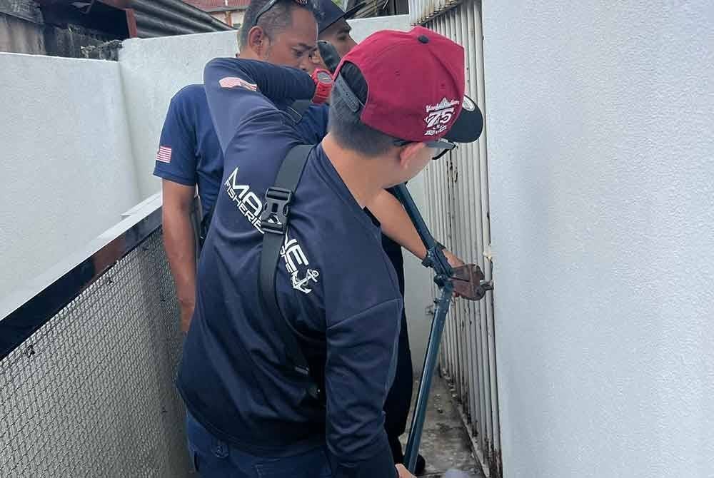 Salah sebuah premis di Petaling Jaya yang menjual ikan larangan diserbu Jabatan Perikanan Selangor pada Isnin.