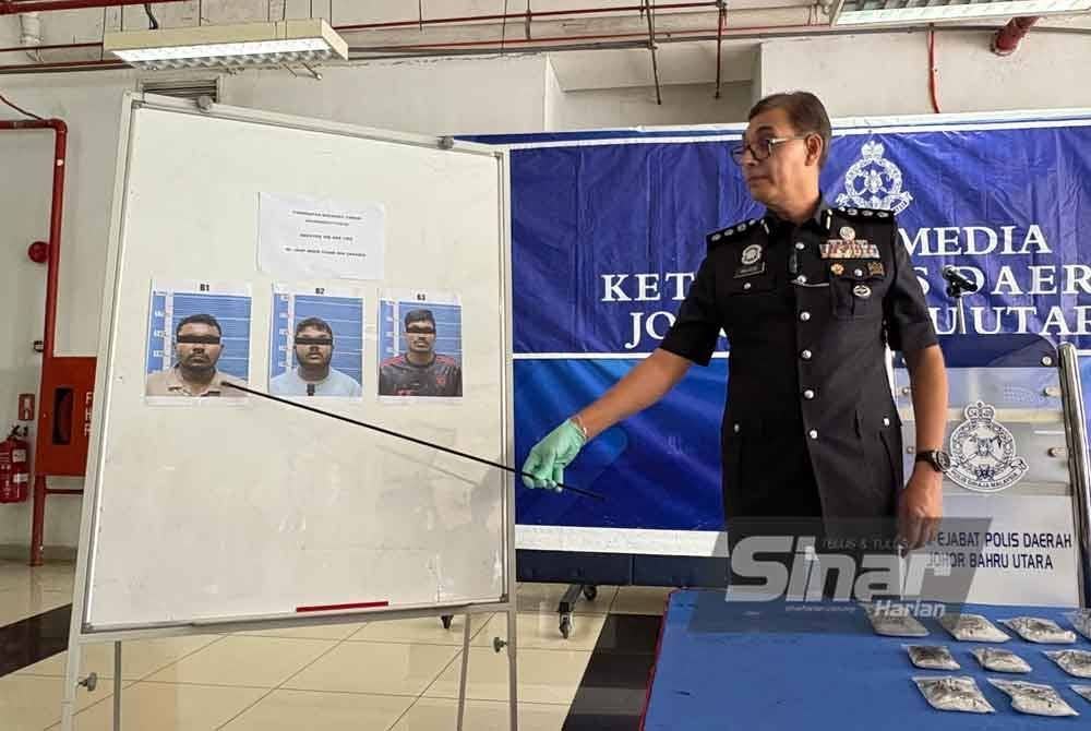 Balveer Singh menunjukkan gambar pemilik kedai runcit yang berusia 29 tahun.