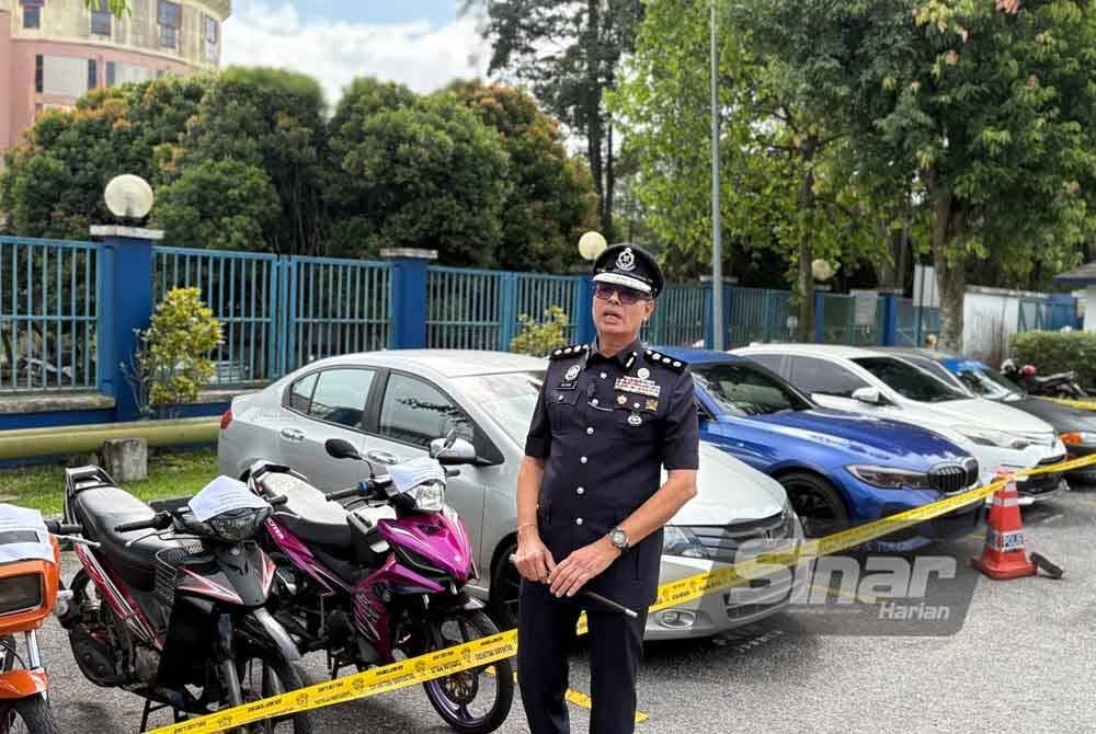 Antara lapan kenderaan membabitkan empat kereta dan empat motosikal yang disita dalam serbuan berkenaan.