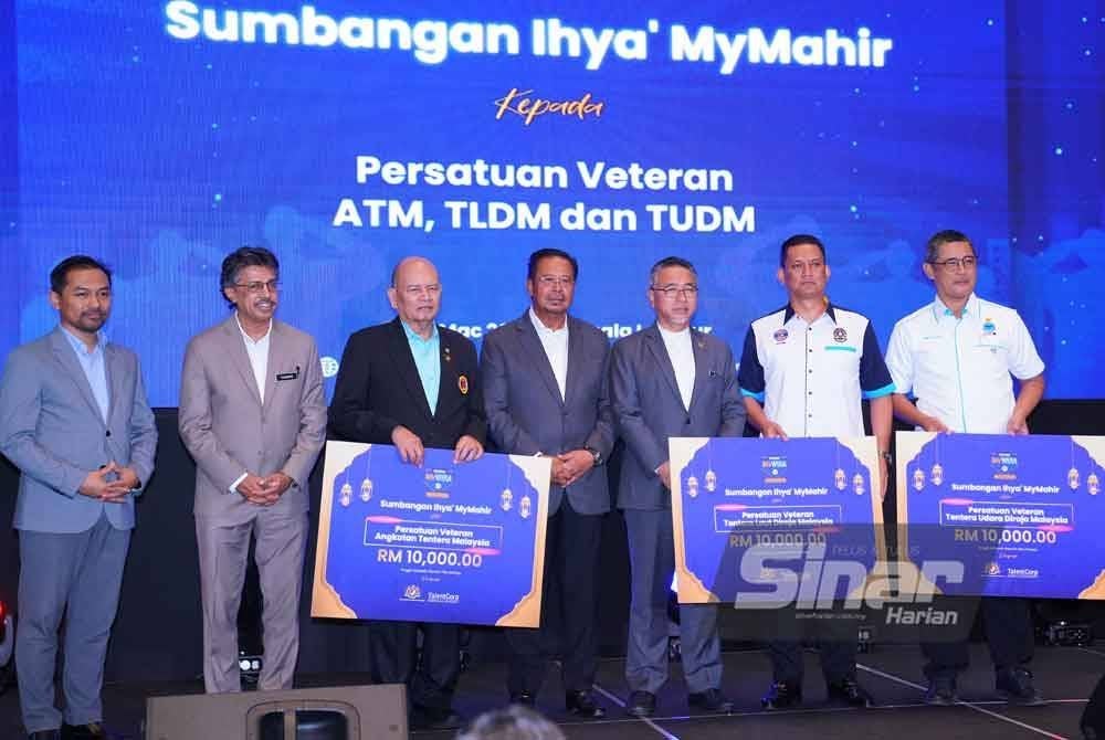 Adly (tiga dari kanan) dan Timbalan Menteri KESUMA, Abdul Rahman (empat dari kanan) ketika menyampaikan sumbangan Ihya' MyMahir kepada Persatuan Veteran TDM, TLDM dan TUDM pada Sesi Libat Urus dan Bengkel Strategik Vateran MyWira di sebuah hotel di sini pada Isnin. FOTO SINAR HARIAN/MOHD HALIM ABDUL WAHID