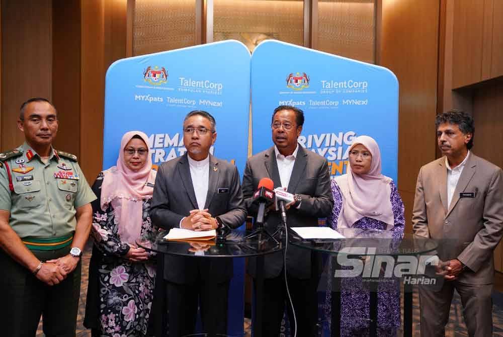 Adly (tiga dari kiri) dan Abdul Rahman (tiga dari kanan) ketika sidang akhbar pada Sesi Libat Urus dan Bengkel Strategik Vateran MyWira di sebuah hotel di sini pada Isnin. FOTO SINAR HARIAN/MOHD HALIM ABDUL WAHID
