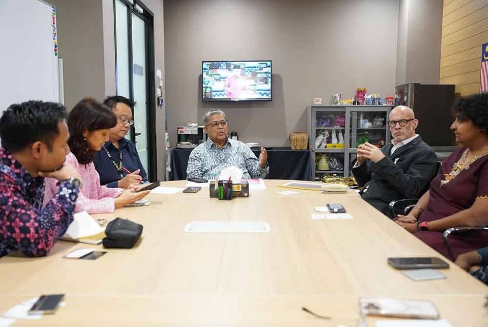 Aaron (tengah) mengadakan perbincangan bersama pihak Astro.