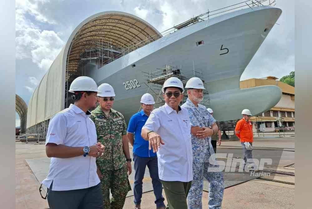 Mohamed Khaled mengadakan lawatan kerja ke Limbungan LUNAS, Pangkalan TLDM Lumut pada Selasa bagi meninjau perkembangan pembinaan kapal LCS.