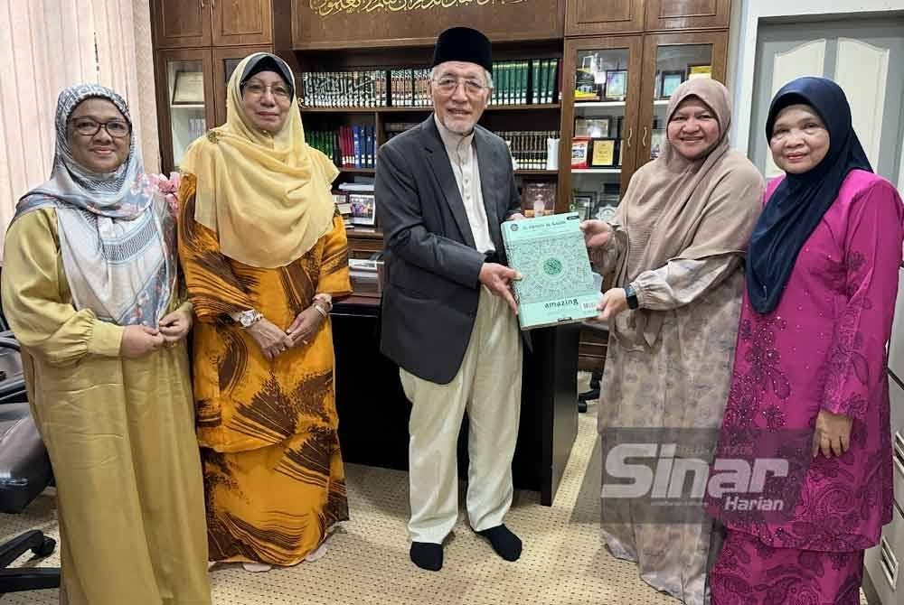 Mohamad Shukri (tiga dari kiri) menerima cenderamata tafsir Quran daripada pihak penganjur World #QuranHour. FOTO SINAR HARIAN-ADILA SHARINNI WAHID