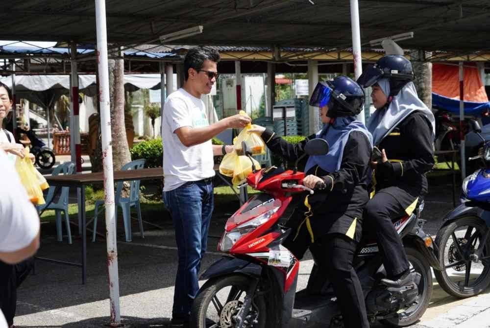 Sumbangan makanan diedarkan kepada orang ramai di Kuala Nerus.