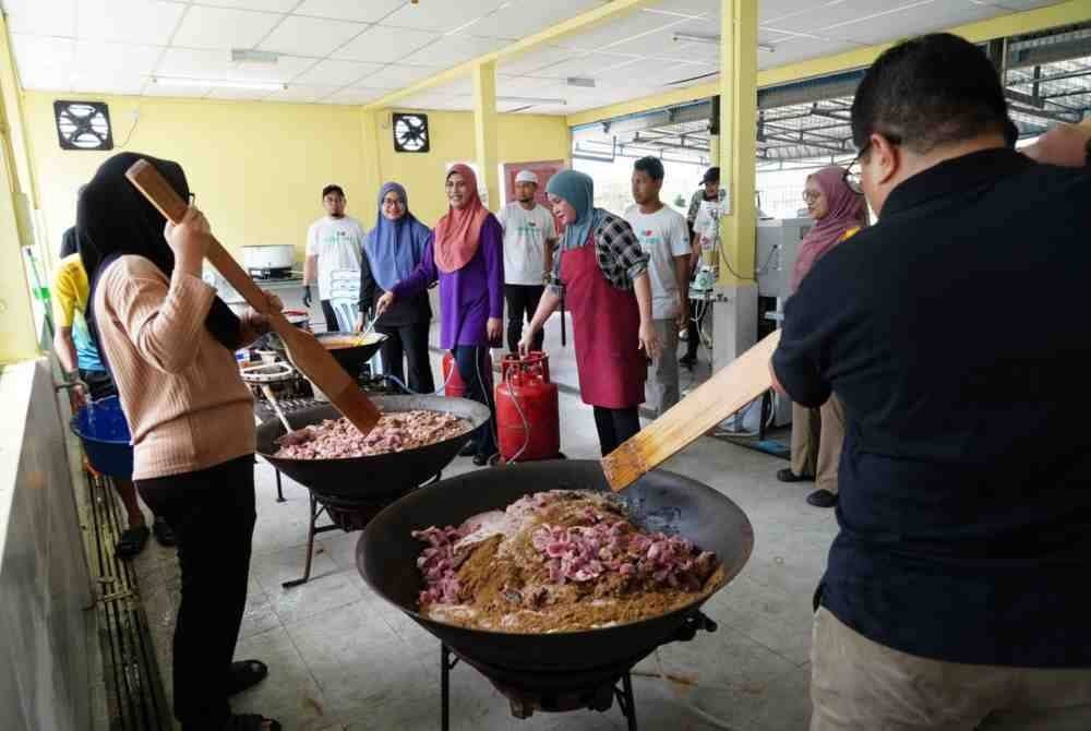 Aktiviti memasak gulai kawah dan juadah lain secara gotong-royong.