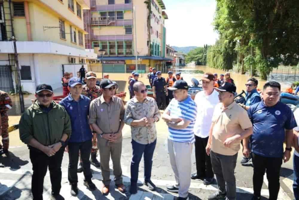 Hajiji (tiga dari kiri ) ketika melawat keadaan banjir di Beaufort.