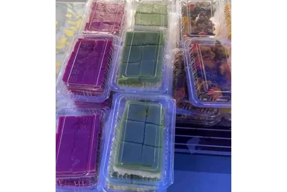 Masih banyak jualan di gerai Aidawati tidak terjual pada jam 6.30 petang, Isnin.