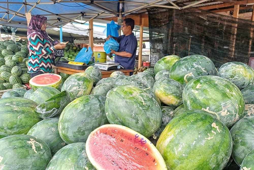 Salahuddin melayan pelanggan di gerainya.