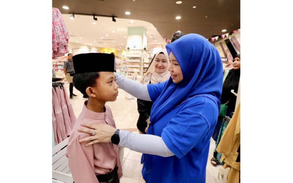 Pengerusi PTPTN, Datuk Seri Norliza Abd Rahim, turun padang menyantuni anak-anak yatim dan asnaf dengan membeli belah baju raya.