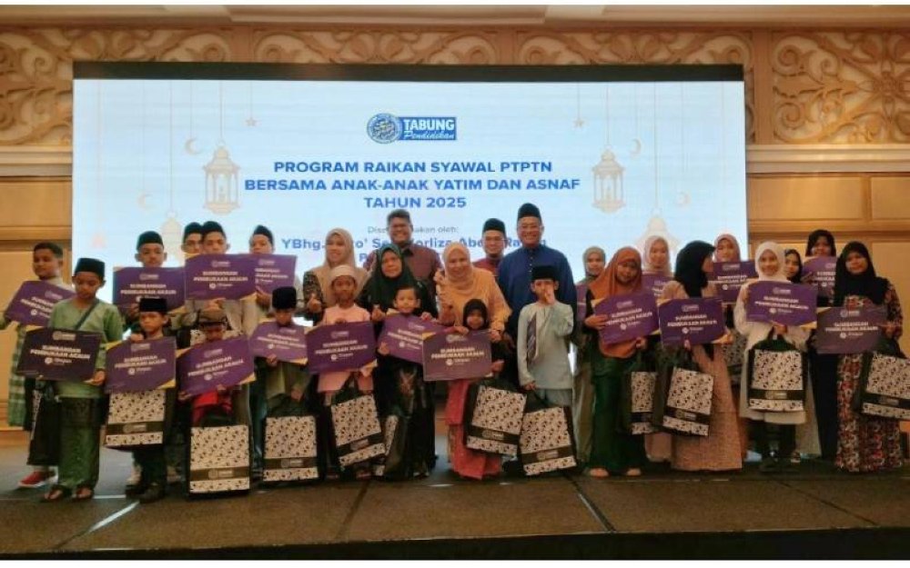 Norliza (tengah) bersama Pengurusan PTPTN bergambar bersama anak-anak yatim dan asnaf dari Pertubuhan Kebajikan Nasyiatul Aisyiyah di majlis berbuka puasa.