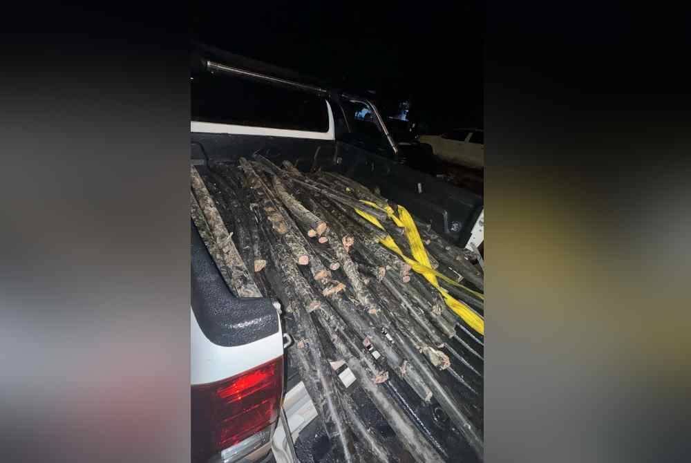 Polis menjumpai kabel TM serta pelbagai peralatan dalam kenderaan pacuan empat roda yang dipercayai digunakan untuk aktiviti mencuri kabel. Foto polis