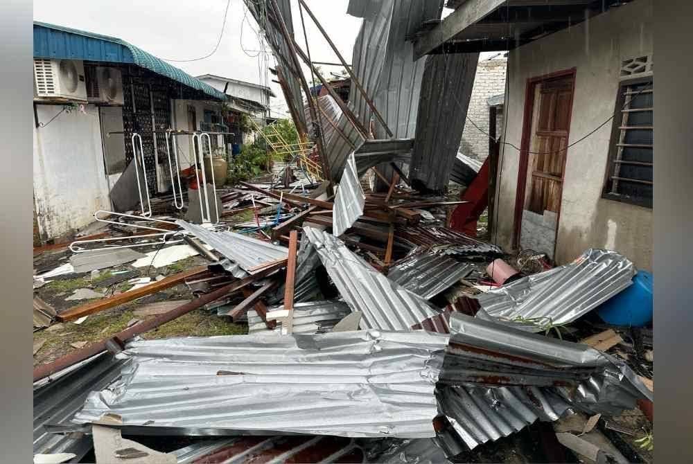 Bumbung rumah penduduk diterbangkan angin.