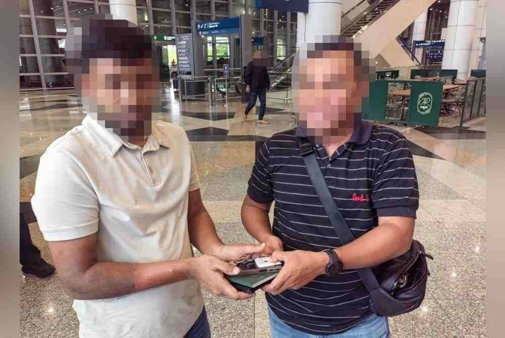 Antara lelaki warga asing yang disyaki menjual kad sim yang didaftarkan Atas nama individu lain ditahan di KLIA, pada Isnin.