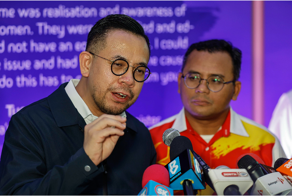 Steven Sim bercakap ketika sidang media pada Program Konvensyen Wanita MyWira 2025 di Pusat Konvensyen Ideal Shah Alam pada Selasa. Foto Bernama 