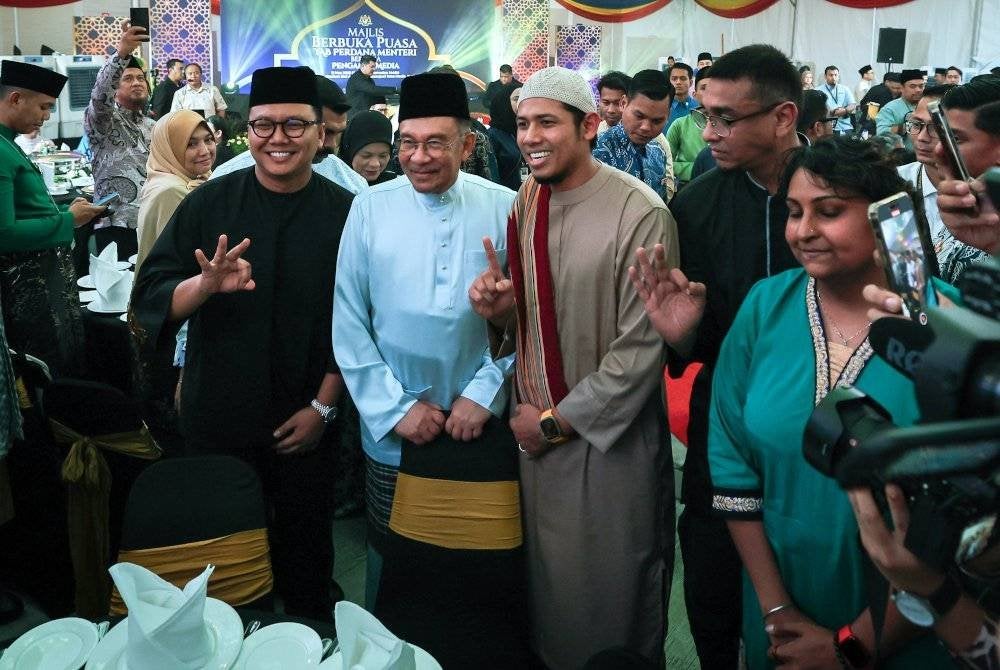 Perdana Menteri, Datuk Seri Anwar Ibrahim beramah mesra bersama penyampai radio ERA ketika Majlis Berbuka Puasa Perdana Menteri bersama Pengamal Media di Angkasapuri pada Selasa. Foto Bernama